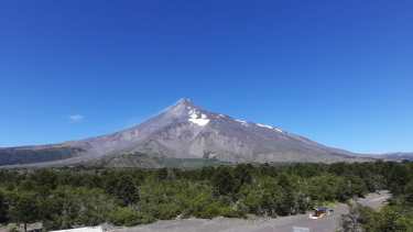 En total, se instalarán siete estaciones de monitoreo.  Los primeros equipos se colocarán en la primera parada del ascenso al Lanín y desde allí se lo irá rodeando. (FOTO: Gentileza Segemar)