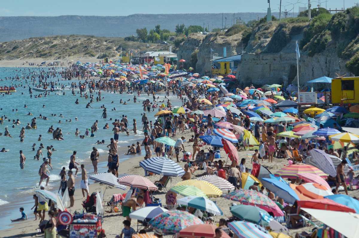 Las playas del centro de Las Grutas. La costa rionegrina vivirá un verano a pleno. Foto: Martín Brunella. 