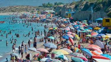 Las playas del centro de Las Grutas. La costa rionegrina vivirá un verano a pleno. Foto: Martín Brunella. 