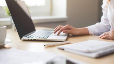 El trabajo híbrido implica que algunas personas trabajen en la oficina, pero que otra parte también trabaje desde la casa.