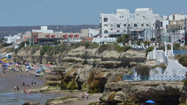 Por mareas extraordinarias, cerrarán algunas bajadas a la playa en Las Grutas