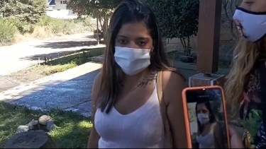 Lucía habló con periodistas afuera de la sede judicial, donde recibió el botón de pánico. (Captura @carlasanhuezaa).-