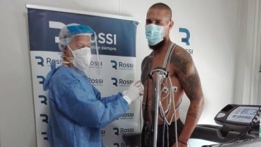 El defensor pasó la revisión médica hoy a la mañana. 