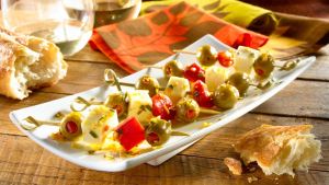 Y para acompañar… cubitos de queso marinados