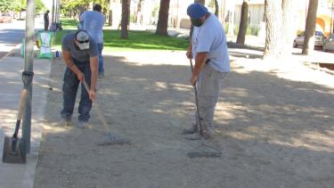 El paseo de canalito en la calle San Martín de Huergo, va mejorando con parquizaciones y alumbrado. (Foto gentileza)