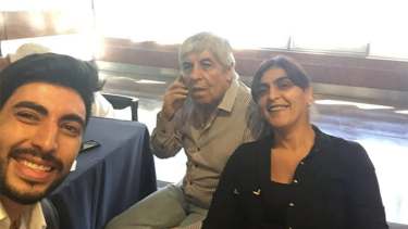 El líder camionero junto a sus hijos Facundo y Karina Beatriz. 