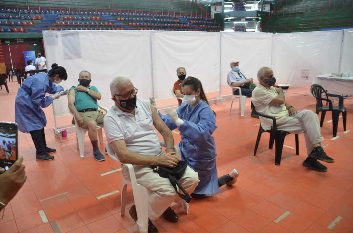 Este miércoles comenzó la vacunación a personas entre 80 y 90 años en Neuquén. (Foto: Yamil Regules)