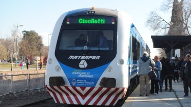Esperan que el tren de pasajeros extienda su recorrido hasta Villa Regina. (Foto archivo)