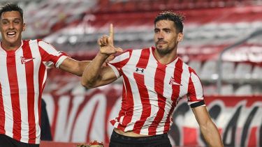 Noguera festeja el gol del triunfo de Estudiantes en la noche de La Plata. 