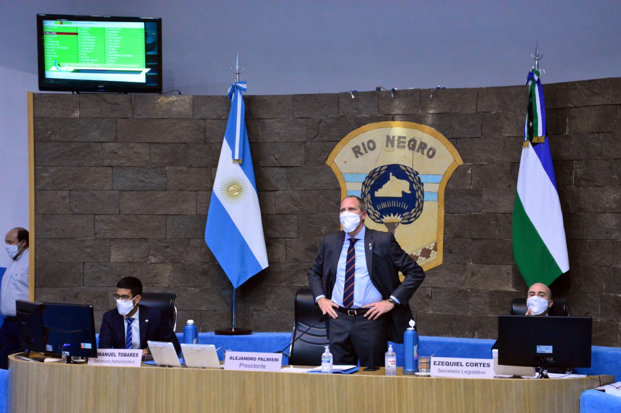 Palmieri, presidente de la Legislatura, con sus dos secretarios, Emannuel Tobares y Ezequiel Cortes. Foto: Marcelo Ochoa.