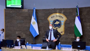 Palmieri, presidente de la Legislatura, con sus dos secretarios, Emannuel Tobares y Ezequiel Cortes. Foto: Marcelo Ochoa.