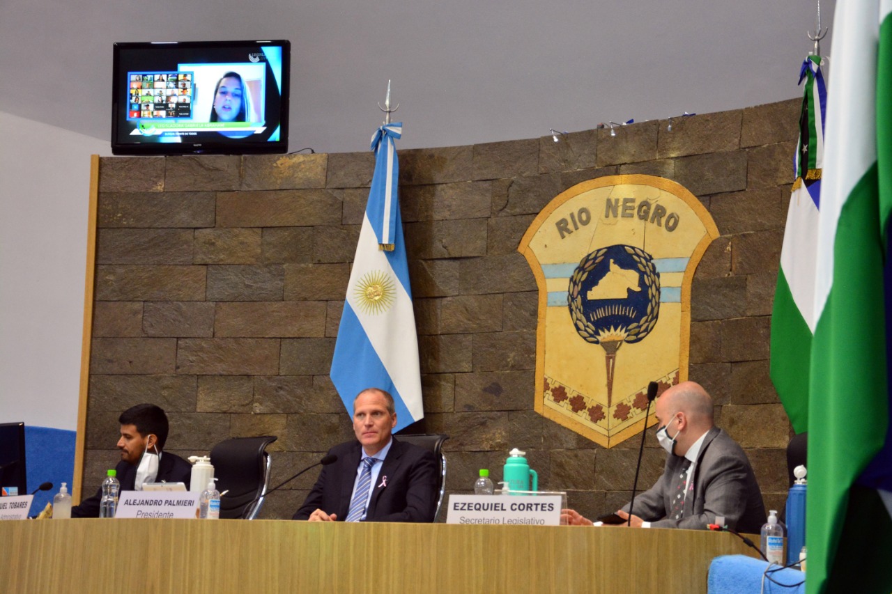 El vicegobernador Palmieri, con sus secretarios Ezequiel Cortés y Emanuel Tobares. El congelamiento de sus salarios del año pasado que no fue tal.  Foto: Marcelo Ochoa