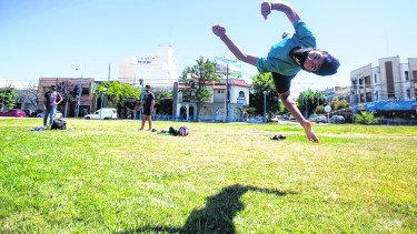 Mauro Suárez comenzó a los 16 años a practicar parkour. El Flash Gainer es uno de los tricks básicos de la disciplina. Foto Juan Thomes.