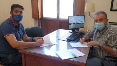 Menecozzi y Pesatti firmaron el convenio respectivo en la sede municipal. Foto: gentileza.