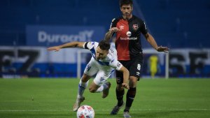 Pablo Pérez lesionó a un rival de un planchazo y lo sacó de la cancha
