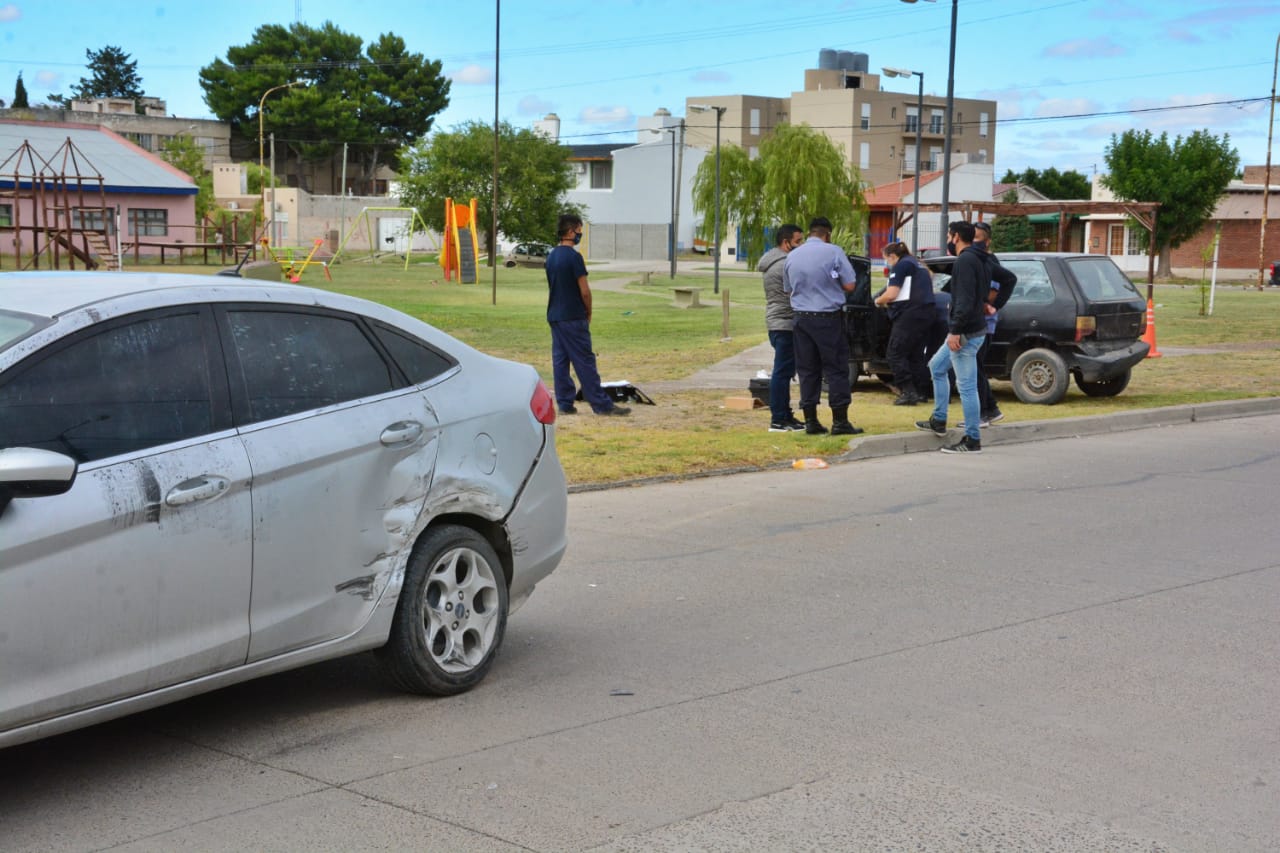 El Ford Fiesta impactado y el Fiat Uno, de los asaltantes, en el lugar del hecho. Foto: Marcelo Ochoa