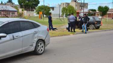 El Ford Fiesta impactado y el Fiat Uno, de los asaltantes, en el lugar del hecho. Foto: Marcelo Ochoa