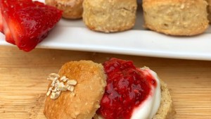 Scones de avena con mermelada de frutos rojos
