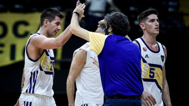 Schattmann es saludado por el entrenador Gonzalo García. Foto: Liga Nacional 