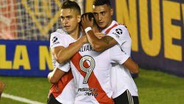 Borré, Álvarez y Suárez festejan el primer tanto de la noche. 