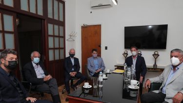 Tapia, Santilli y los presidentes de los clubes en la reunión de hoy. 