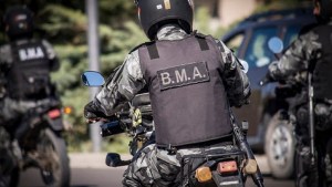 Dispararon contra dos policías en Roca: uno fue herido y al otro lo salvó el equipo de radio