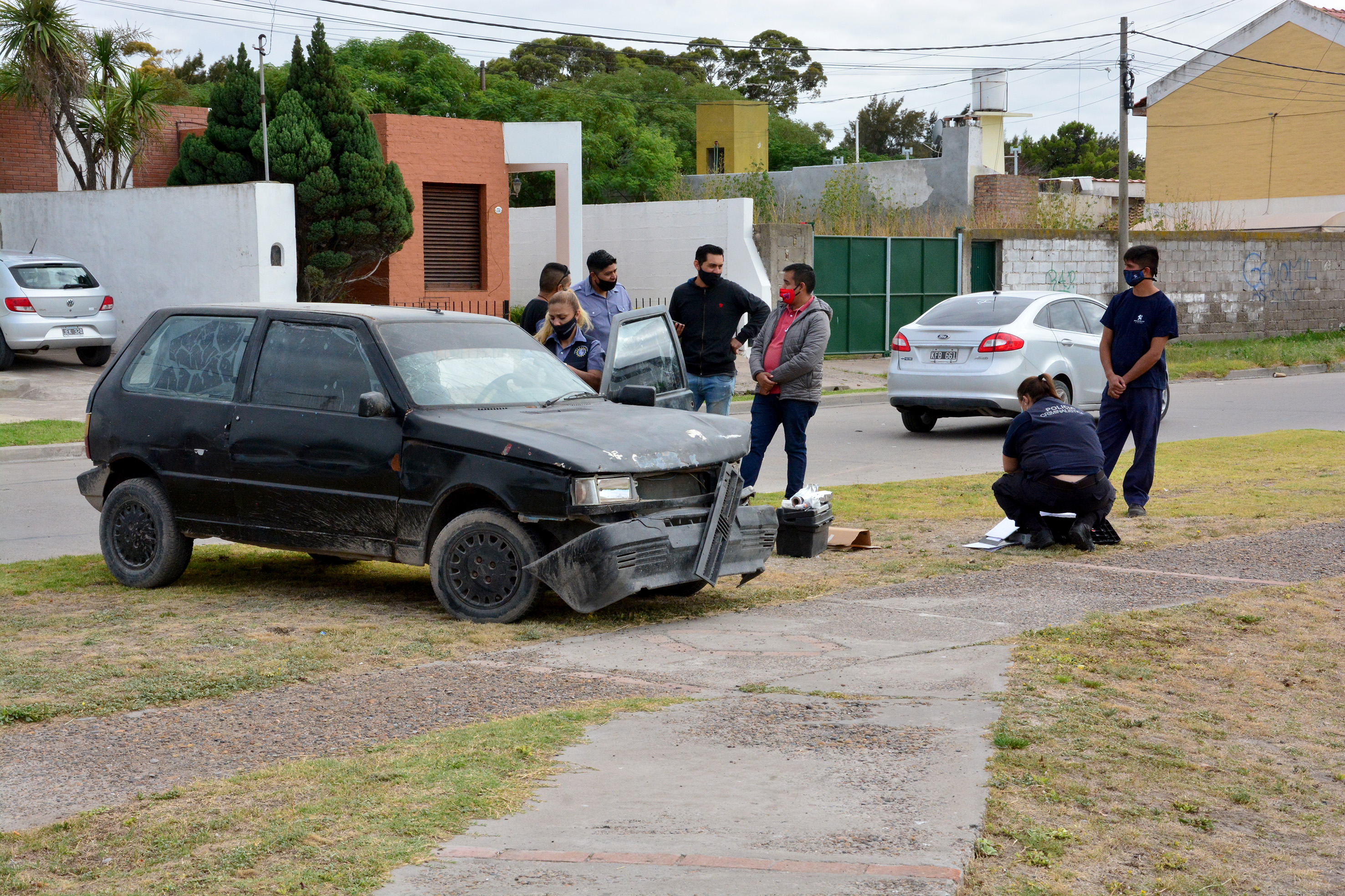 El Fiat Uno utilizado durante el robo de esta mañana. Foto: Marcelo Ochoa