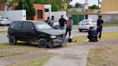 El Fiat Uno utilizado durante el robo de esta mañana. Foto: Marcelo Ochoa
