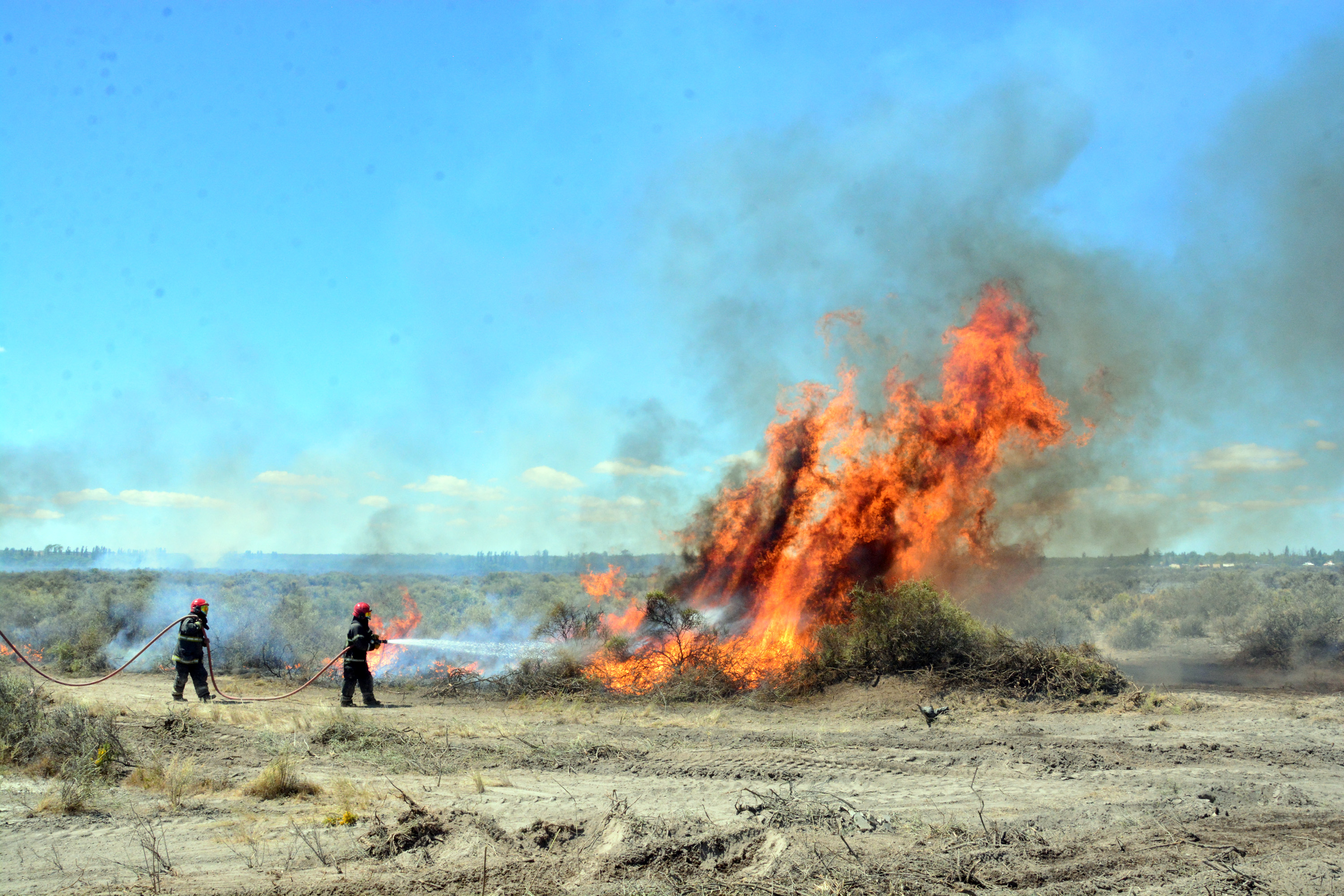 El incendio provocó temor por emprendimientos en el Parque Industrial. Foto: Marcelo Ochoa