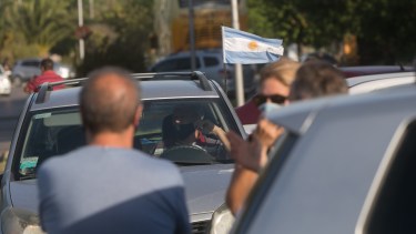 Banderas argentinas en la marcha 27F. Foto: Pablo Leguizamon
