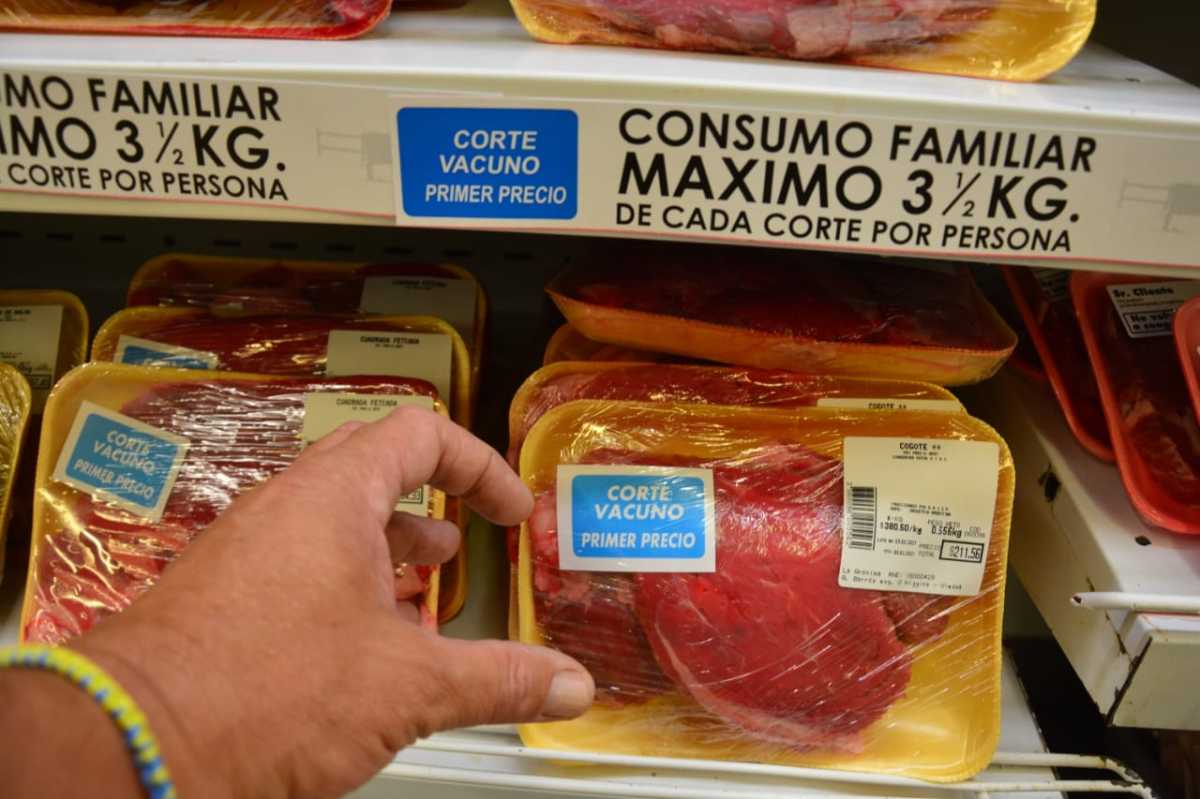 En las góndolas de Viedma, ya se ven los corte de carne a precios rebajados.  Foto Marcelo Ochoa. 