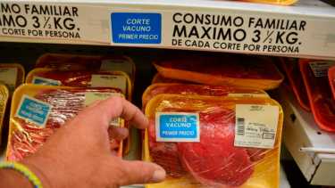En las góndolas de Viedma, ya se ven los corte de carne a precios rebajados.  Foto Marcelo Ochoa. 