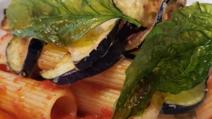 Pasta con salsa de tomates y berenjenas