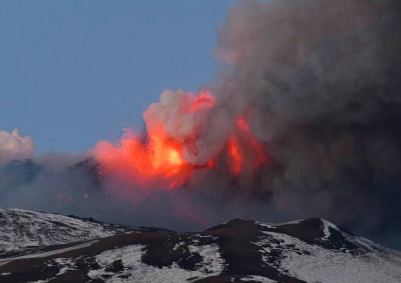 Así se vio la erupción en cercanías a Sicilia, donde se encuentra el volcán.-