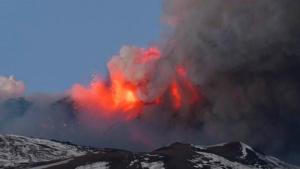 Etna volvió a erupcionar y levantó una columna de humo sorprendente