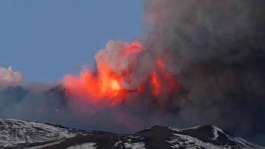 Así se vio la erupción en cercanías a Sicilia, donde se encuentra el volcán.-