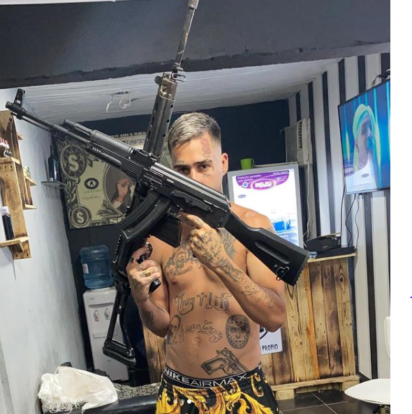 El rapero compartía imágenes con armas en su cuenta de Instagram.