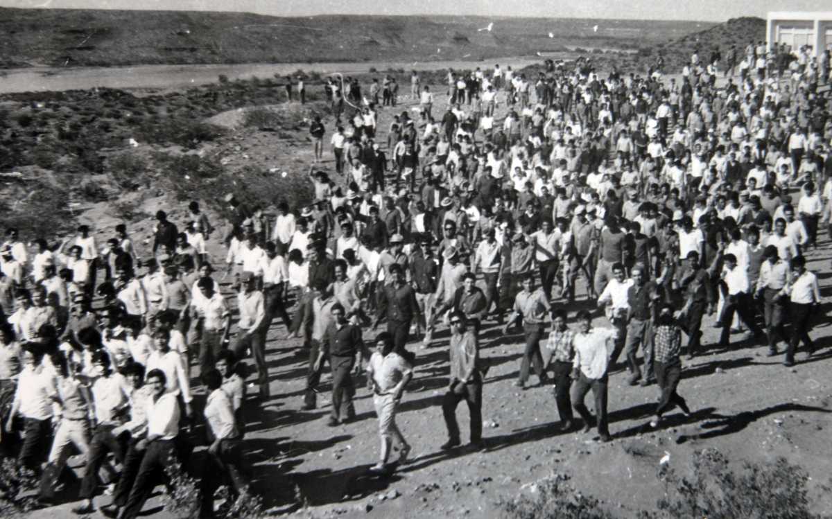 La movilización de obreros del El Chocón en 1969 (archivo Río Negro)
