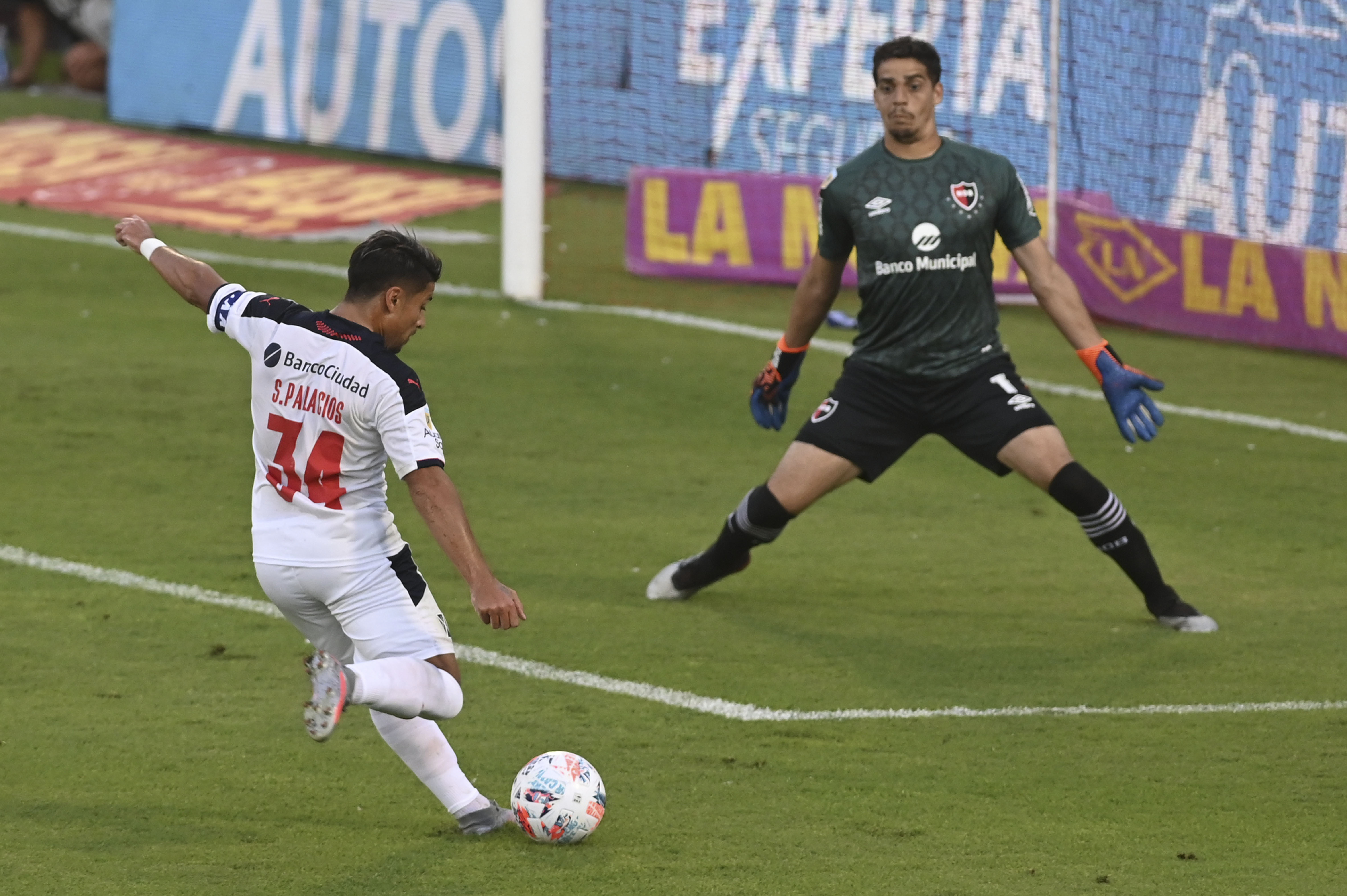 Sebastián Palacios somete a Aguerre y marca el primer gol de Independiente. Iban 9 minutos. (Foto/Télam)