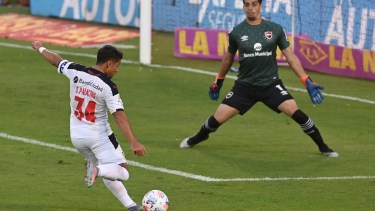 Sebastián Palacios somete a Aguerre y marca el primer gol de Independiente. Iban 9 minutos. (Foto/Télam)