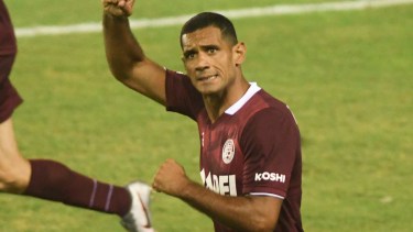 Pepe Sand , a los 40 años, sigue demostrando su vigencia en Lanús. Foto: Raúl Ferrari