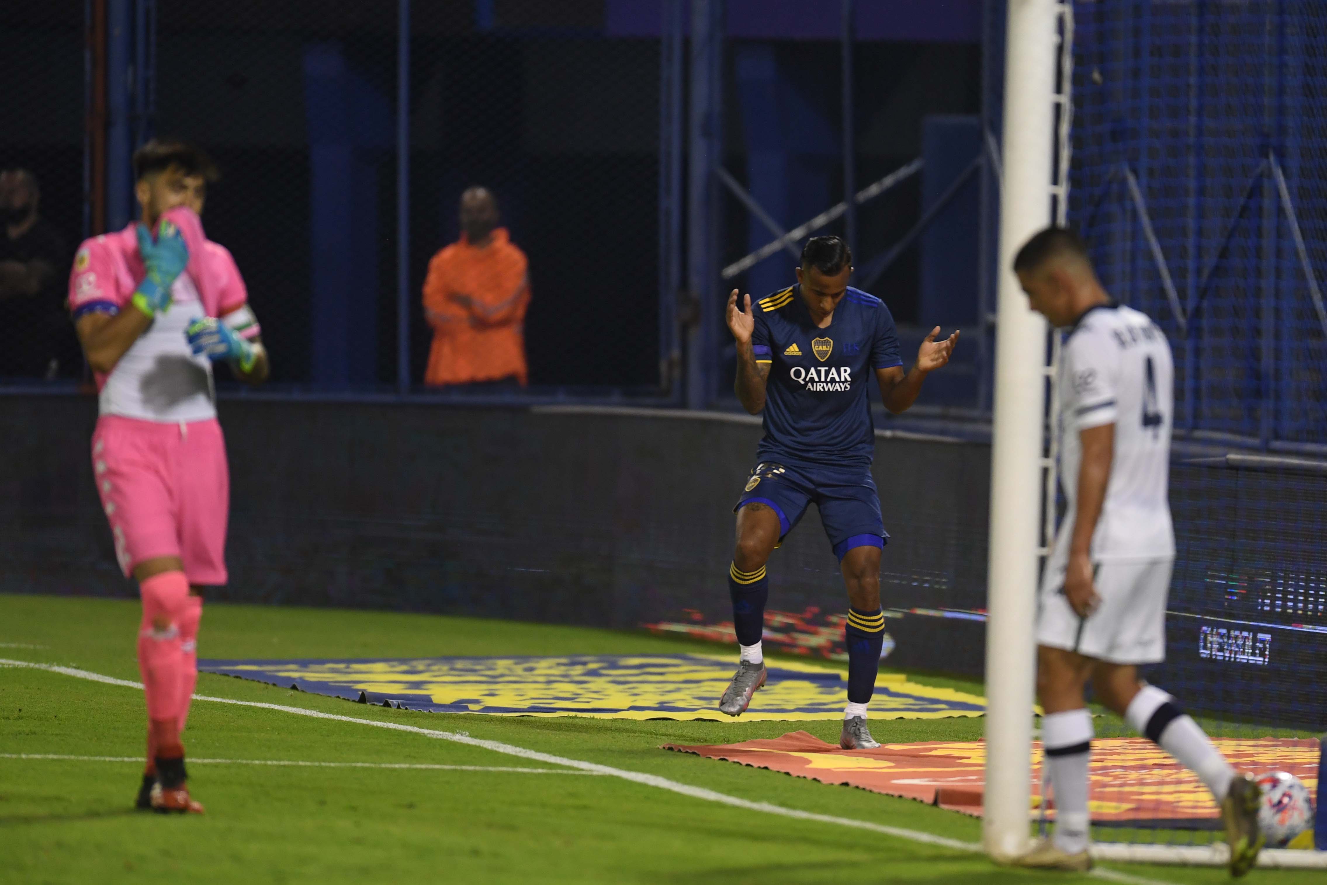 Sebastián Villa recibió de Cardona, eludió al arquero Hoyos y festeja el segundo tanto de Boca ante Vélez. (Foto/Télam)