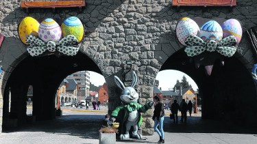 En lo que va de la pandemia, 15.236 personas contrajeron la COVID-19, lo que representa el 10 por ciento de la población de Bariloche. (foto Archivo)