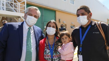 El presidente conoció a Mercedes previamente al acto en Invap. Foto: gentileza