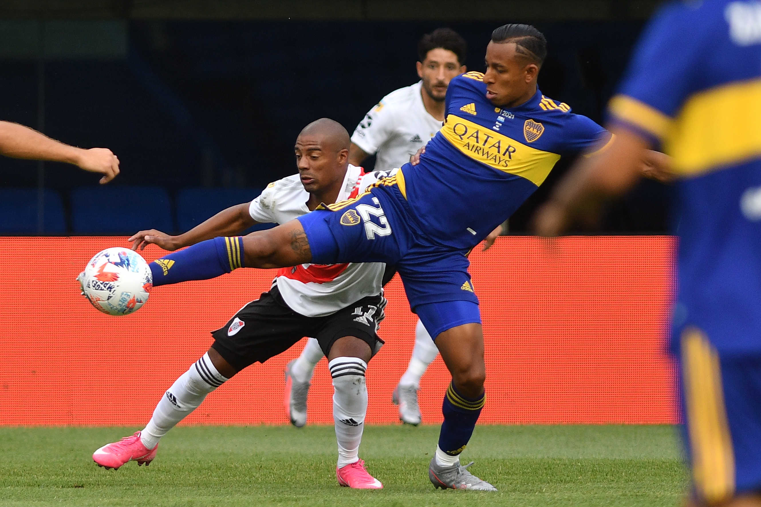 Sebastián Villa, autor del gol de Boca, disputa un balón con Nicolás de la Cruz. El derby terminó 1-1 en La Bombonera (Foto/Télam)
