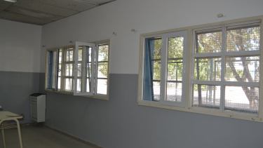 Entre otros trabajos, en el edificio donde funciona la ESRN N° 6 y el CENS 18, se realizó en recambio de más de 60 aberturas. Foto: gentileza. 