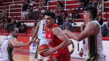 Público y básquet. Independiente y Pérfora se enfrentaron en La Caldera, con triunfo agónico del Verde. Fotos: Oscar Livera 