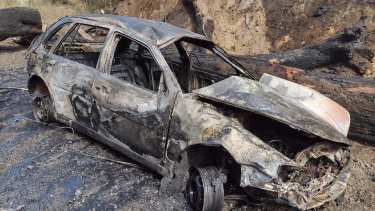 El conductor logró salir del auto por sus  propios medios. Foto: Gentileza Facebook Bomberos Voluntarios  Villa la Angostura