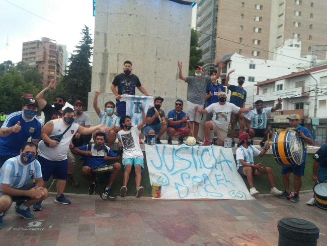 En la zona del Monumento a San Martín, de Neuquén Capital, también hubo pedidos de justicia por Maradona. Fotos: Yamil Regules. 