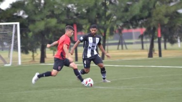 Matías Carrera fue titular después de su suplencia ante Sportivo Las Parejas. (Foto: Prensa Newell´s)